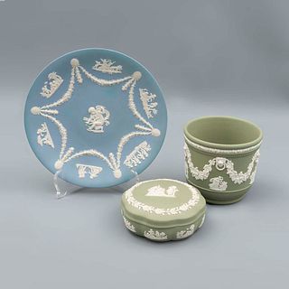 Lote de 3 piezas. Inglaterra. Siglo XX. En porcelana Wedgwood color azul y verde. Acabado gress. Consta de: alhajero, plato, otro.