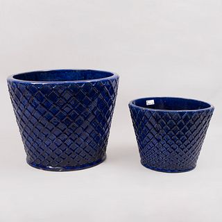 Lote de 2 jardineras. Siglo XX. Elaboradas en cerámica vidriada color azul. Decoradas con casetonados. 38 x 48 cm Ø (mayor).