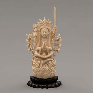 Bodhisattva Kannon. Origen oriental. Siglo XX. En talla de marfil. Con base de madera a manera de flor de loto.