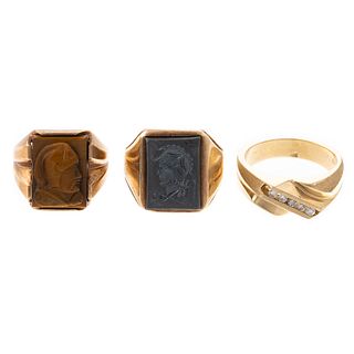 A Collection of Three Gent's Rings in Gold