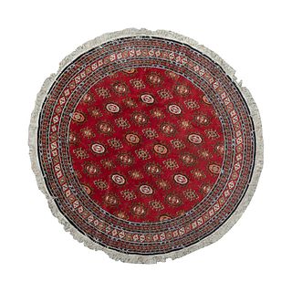 Tapete. Siglo XX. Estilo bokhara. Elaborado en fibras de lana y algodón. Decorado con elementos geométricos sobre fondo rojo.