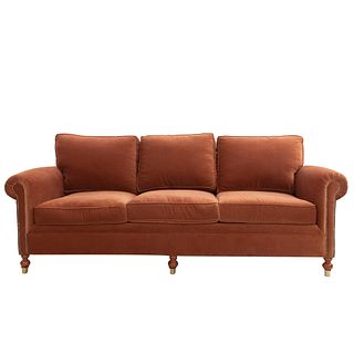 Sofá de 3 plazas. Siglo XX. Estructura de madera, con tapicería color anaranjado-marrón. Con respaldos y asientos acojinados.