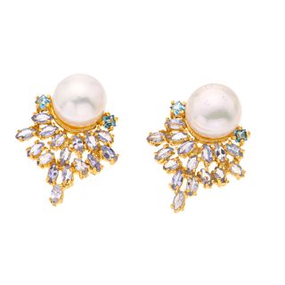 Par de aretes con perlas, tanzanitas y topacios en plata dorada .925. 2 perlas de botón color blanco de 10 mm.