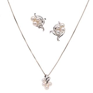 Collar, pendiente y par de aretes con perlas en plata .925. 12 perlas cultivadas Mikimoto color blanco de 5 a 6 mm. Peso: 11.4 g...