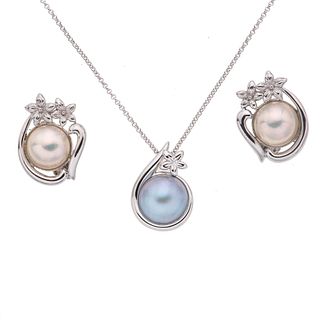 Collar, pendiente y par de aretes con medias perlas en plata .925. 3 medias perlas cultivadas Tasaki color azul y crema de 15 mm.<...