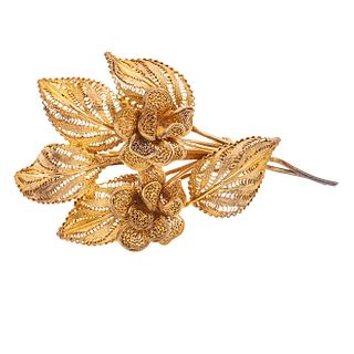 Prendedor en plata dorada .800. Diseño de filigrana. Motivo de hojas y flores. Peso: 11.2 g.