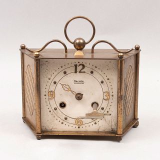 Reloj de mesa. Siglo XX. Hermle Schwebeanker. Elaborado en metal dorado. Mecanismo de cuerda. 21 x 22 x 9.5 cm