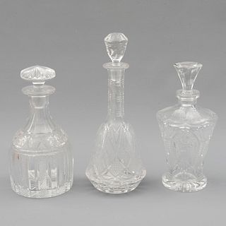 Lote de 3 licoreras. Siglo XX. Diferentes diseños. Elaboradas en cristal cortado. Decoradas con elementos vegetales y acanalados.