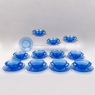 Lote de 23 piezas. Siglo XX. Elaboradas en vidrio color azul. Consta de: 11 tazones y 12 platos base.