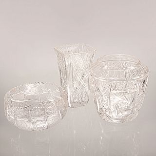 Lote de 3 piezas. Siglo XX. Elaborados en cristal cortado. Consta de: jarrón, florero y frutero. Decorado con elementos facetados.