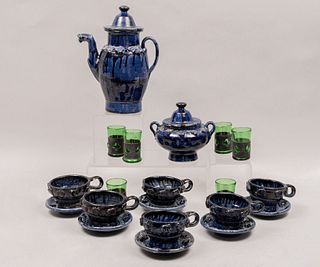 Lote de 20 piezas. México. Años 50. En cerámica vidriada y vidrio color verde. Consta de: 6 vasos tequileros y servicio de café.