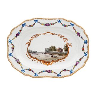 PLATÓN ALEMANIA, SIGLO XIX. Elaborado en porcelana MEISSEN policromada con detalles de diseños florales, acantos, otros.