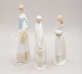 Lote de 3 figuras decorativas. España, Ca. 1980. Elaboradas en porcelana Nao acabado brillante. Consta de: mujer con pato, otros.