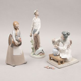 Lote de 3 figuras decorativas. España. Ca. 1970. En porcelana Lladró. Acabado brillante. Consta de: geisha, niña con pavo y Don Quijote