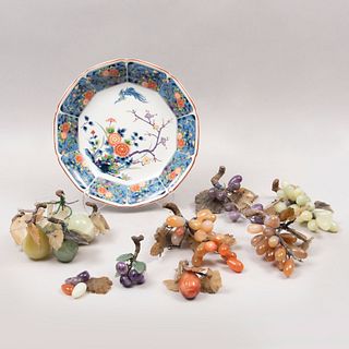 Platón y frutas decorativas. SXX. En porcelana, cuarzo, serpentina y piedra jabonosa. Consta de: platón, vides, manzanas, otros. Pzs:11