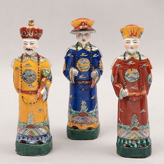 Lote de 3 figuras orientales. Asia. Siglo XX. Elaborados en cerámica policromada. Ataviados con vestimentas imperiales.