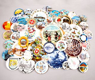 Lote de 50 platos decorativos. Diferentes orígenes y diseños. Siglo XX. Elaborados en porcelana, cerámica y otros materiales.