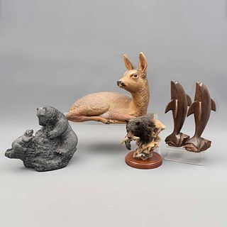 Lote de 5 figuras decorativas de animales. Diferentes orígenes. Siglo XX. Elaboradas en madera, pasta y resina. Uno marca Aardvark.