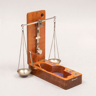 Báscula de precisión. Siglo XX. Elaborada en madera y metal. 3.5 x 5.8 x 4 cm