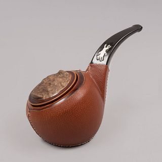 Depósito para tabaco. Siglo XX. Diseño a manera de pipa. Elaborado en cerámica con recubrimiento tipo cuero. Con tapa.