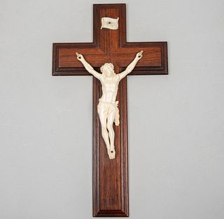 Cristo en la cruz. Siglo XX. Elaborado en marfil con cruz latina posterior en madera. Cristo: 15 x 11 cm; Cruz: 35 x 19.5 cm