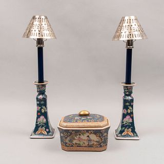Lote de 3 piezas. China y Macao. Siglo XX. Elaboradas en porcelana. Sellados. Consta de: depósito con tapa y 2 candeleros.