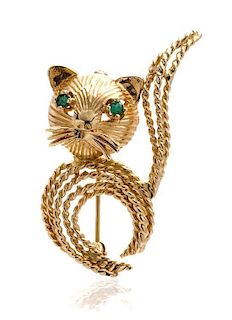 A Yellow Gold and Emerald Cat Brooch, 6.50 dwts.