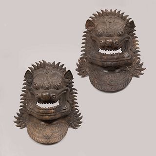 Par de máscaras de leones Rajasis. Tailandia. Siglo XX. Fundición en bronce patinado. Con solera posterior para empotrar.