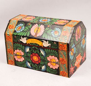 Caja decorativa. México. Siglo XX. Elaborada en madera. Pintada a mano, decorada con elementos vegetales, florales y aves.