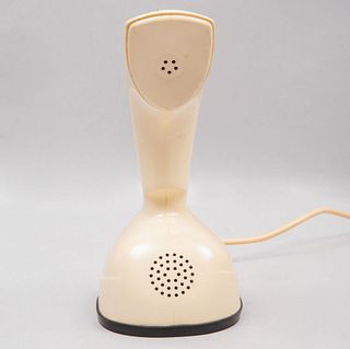 Gösta Thames. Ericofon Telephone. 1949–1959. Carcasa de plástico ABS, caucho y nailon. Con dial rotativo en parte inferior.