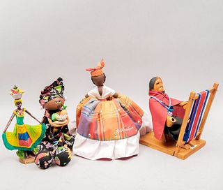 Lote de 4 muñecas y figuras decorativas. Diferentes orígenes. Siglo XXI. Elaboradas en madera tallada, tela, barro y pasta.