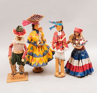 Lote de 4 muñecos. Ecuador, Costa Rica y México. Siglo XX. En talla de madera. Consta de: "Tenosique", mujer recolectora y pareja.