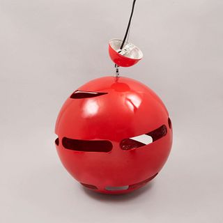 Lámpara de techo. Años 70. Estilo retro. Diseño a manera de esfera. En material sintético color rojo. Electrificada para una luz.