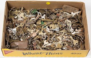 ASSORTED VINTAGE KEYS, UNCOUNTED LOT