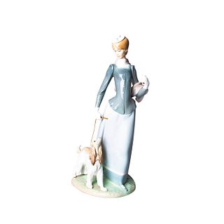 Lladro Figurine Lady with Shawl 01008679