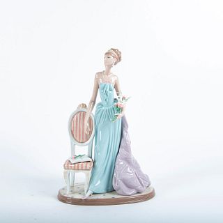 Lladro Figurine, A Lady Of Taste 01001495