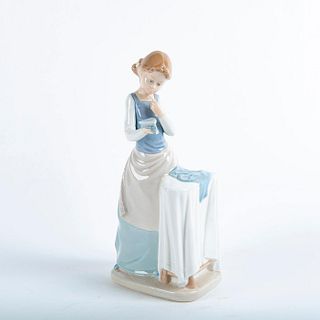Lladro Figurine, Girl Ironing 01004981