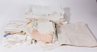 ASSORTED VINTAGE LINEN AND OTHER TABLE AND DOMESTIC LINENS, UNCOUNTED LOT