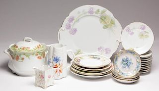 ASSORTED CONTINENTAL PORCELAIN TABLE ARTICLES, LOT OF 25