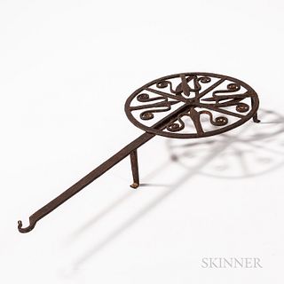 Wrought Iron Broiler, late 18th/19th century, the round rotating top with stylized fleur-de-lis decoration and a long handle, lg. 22 1/