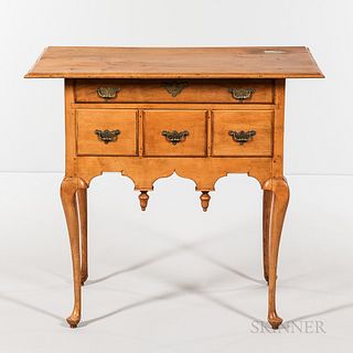 Queen Anne Maple Dressing Table, probably Massachusetts, mid-18th century, the overhanging molded top on a case of four thumb-molded dr