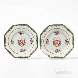 Pair of Octagonal Export Porcelain Soup Plates, China, late 18th/early 19th century, with dotted green border and gilt scrolls centerin
