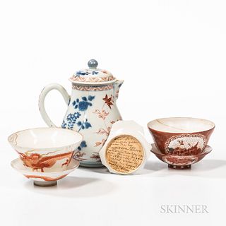 Small Group of Chinese Export Porcelain Teaware, early 19th century, including a small teapot in underglaze blue and overglaze red and