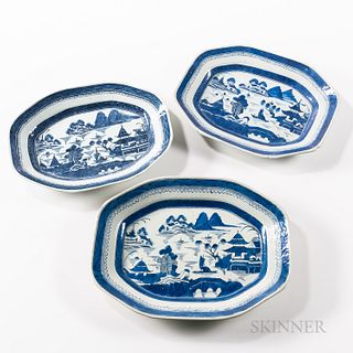 Three Octagonal Canton Pattern Chinese Export Porcelain Platters, 19th century, two with slightly cut corners, graduated in size, lg. 1