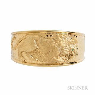 14kt Gold Bracelet, the hinged, hammered bangle depicting a lion, emerald eyes, 44.4 dwt, interior cir. 6 3/4, wd. 1 1/4 in.