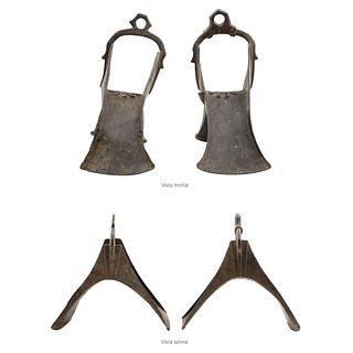 PAIR OF STIRRUPS, MÉXICO, 18th century, Chiseled and openwork iron, Conservation details, 11.8" (30 cm)