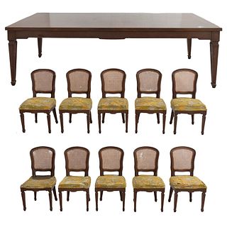 Comedor. Siglo XX. En talla de madera. Consta de: Mesa y 10 sillas con respaldos de bejuco. 77 x 260 x 110 cm (mesa)