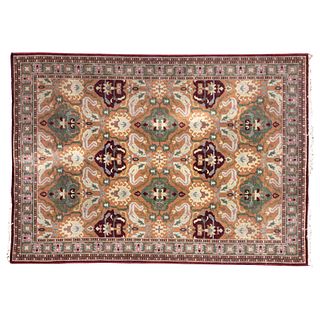 Tapete. Siglo XX. Estilo turcomano. Elaborado en fibras de lana y algodón. Decorado con motivos florales, vegetales y orgánicos.