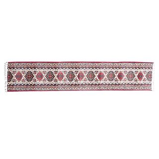 Tapete de pasillo. Siglo XX. Estilo Boukhara. Elaborado en fibras de lana y algódon. Decorado con elementos geométricos.