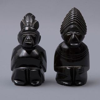 Par de ídolos. Siglo XX. Diseño prehispánico. En talla de obsidiana. 12 cm (mayor)